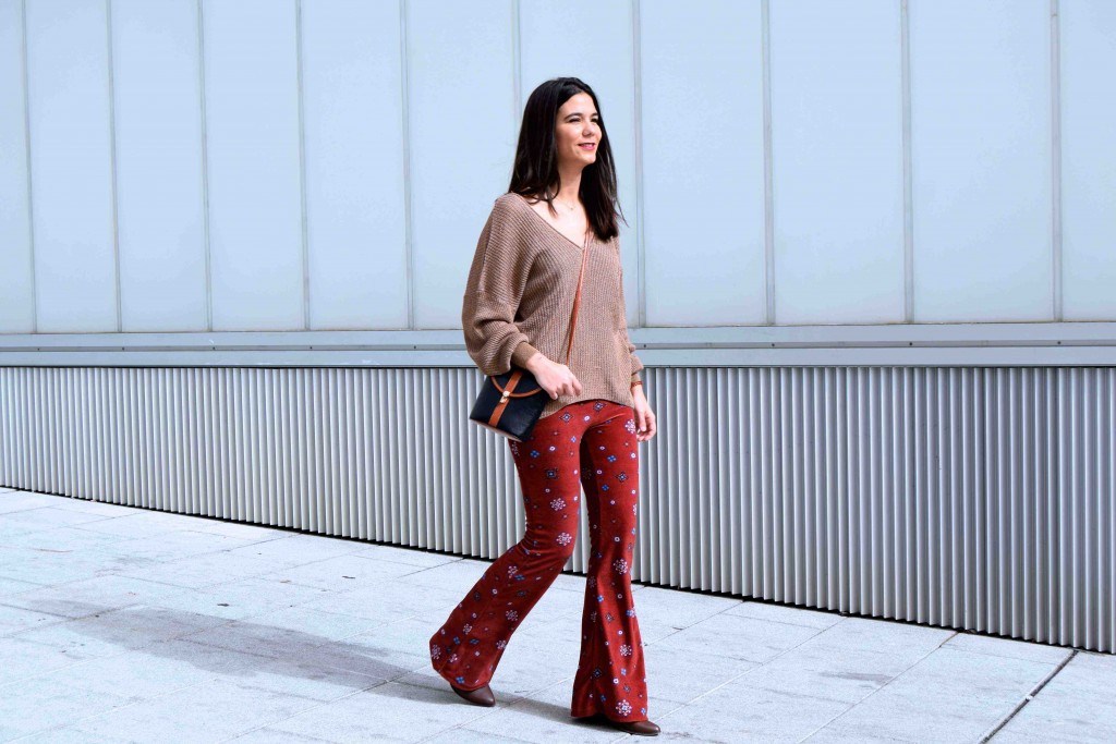 look con pantalones de campana moda street style