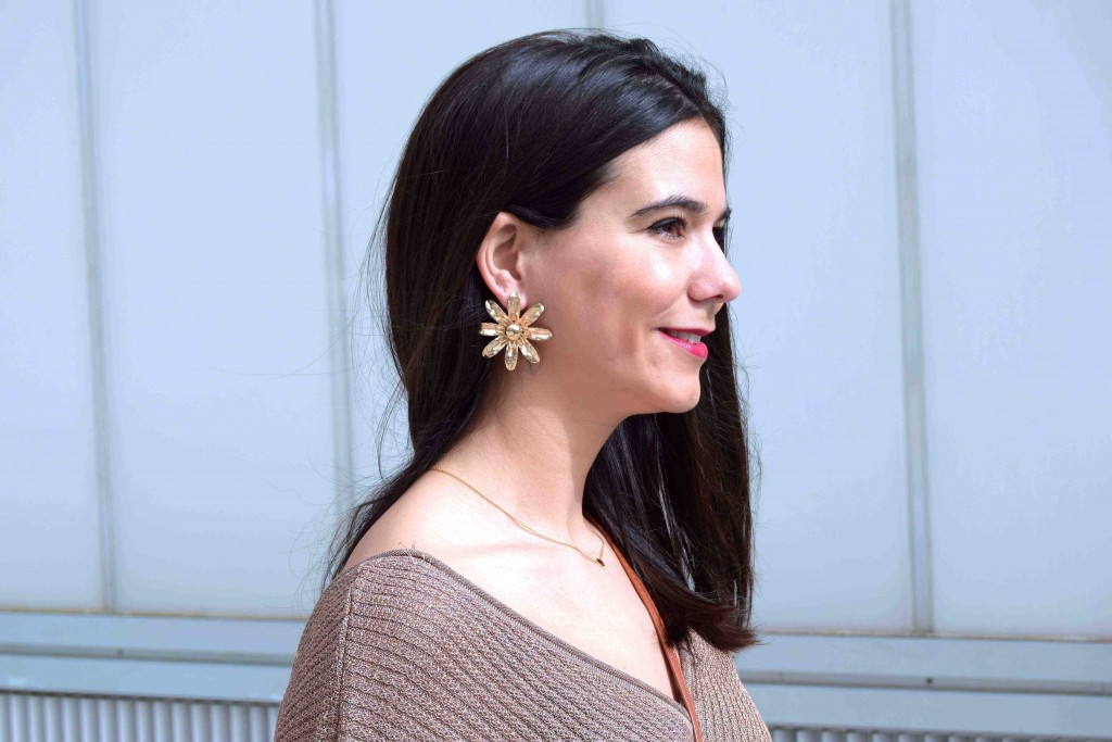 pendientes dorados forma de flor